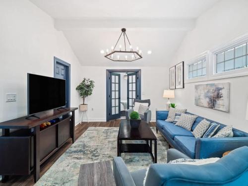 Detroit - Shoreway House | Walkable Gordon Square - Sleeps 8 - 3BR