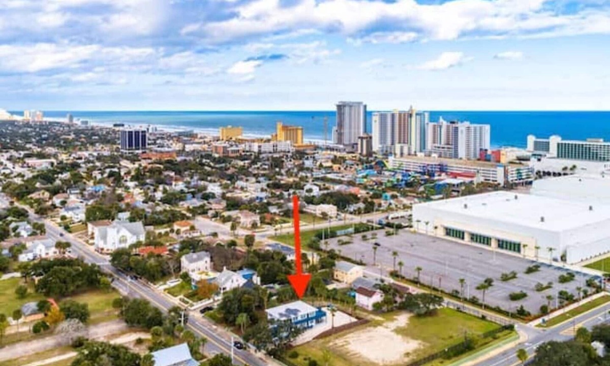 Smith's Memento Apartment | Walking distance to Daytona Beach & Ocean Center