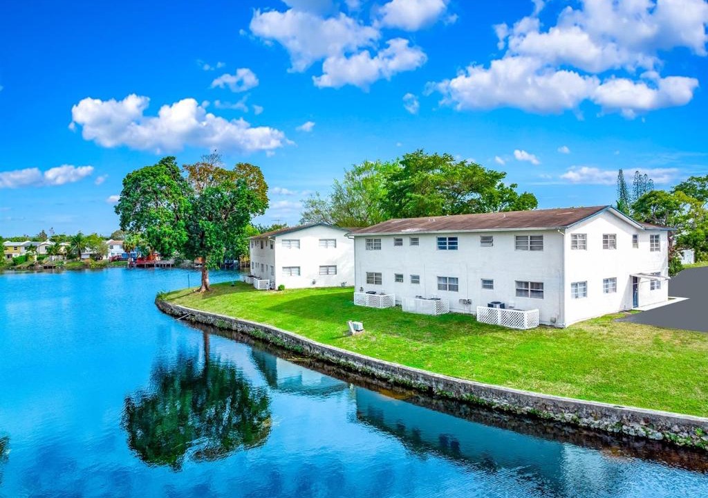 Survey Creek Apartment | Water View - King Bed - Palm Wave Says