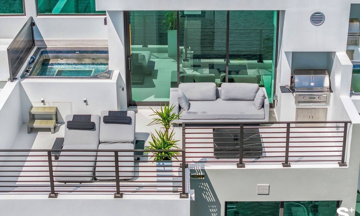 Eastern Shores House | Waterfront 4BR Townhome Near Bal Harbour