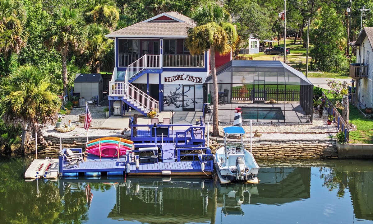 Weeki Wachee Gardens House | WATERFRONT at Weeki Wachee w/heated swimming pool, docks, Kayaks & elevator