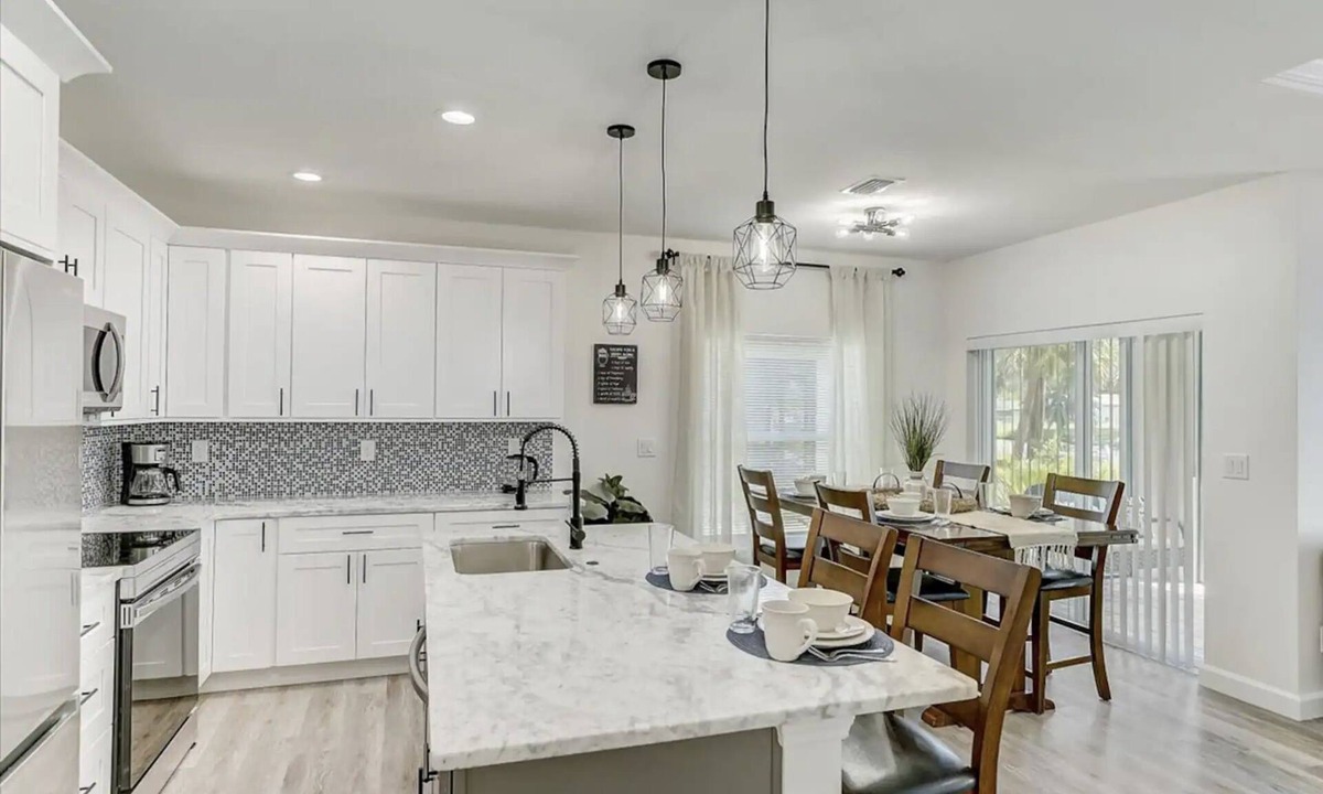 Oakland Hills House | WaterFront Boundary vacation! Close to beaches 3bdr2bath,golfing fishing