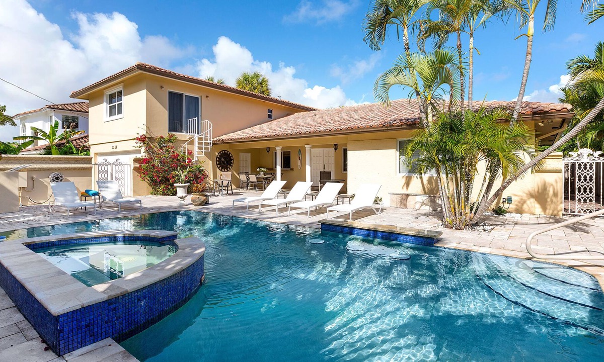 Bermuda Riviera House | Waterfront Home with 5 Bedrooms - Private Pool Area - Close to the Beach