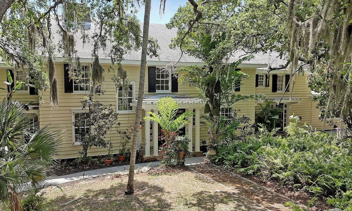 Tropic House | Waterfront Mansion EGAD 11bd/10ba Kayaks Sleep 32