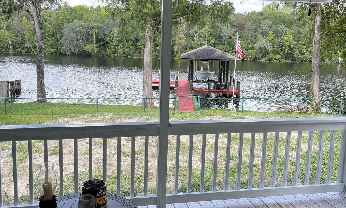 Doctors Inlet Apartment | Waterfront Retreat-Dock, Fishing & More!