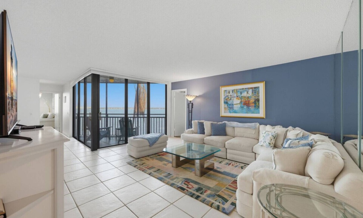 Isla del Sol Apartment | Waterfront Retreat in St. Petersburg – Spacious 2-BR Condo with Balcony & Pool