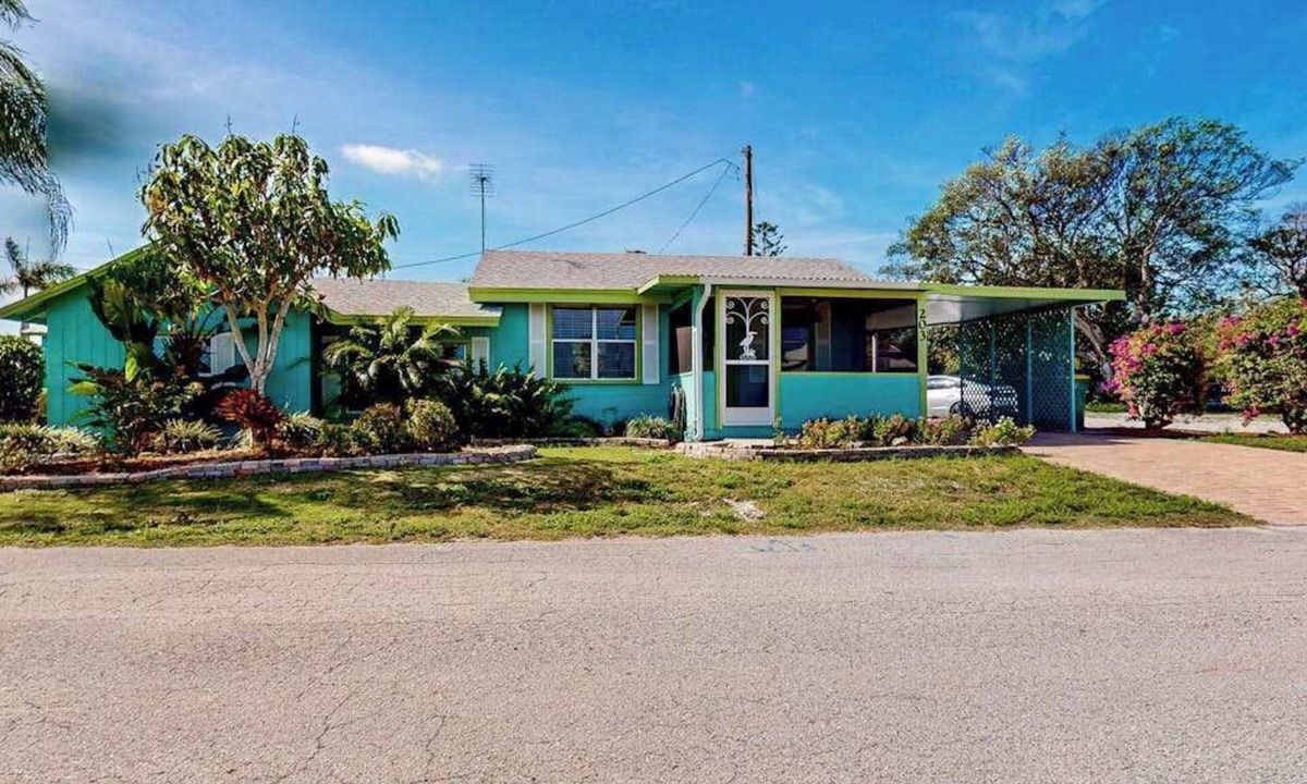 Goodland House | Waterfront retreat with bay views, dog-friendly, & snowbird-ready