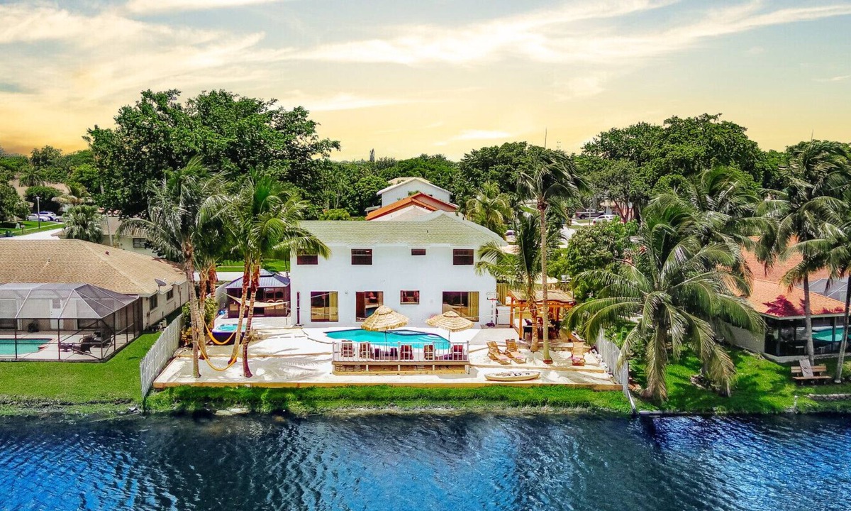 Pembroke Pines Villa | Waterfront Villa | Beach, Game Room, Cinema & Spa