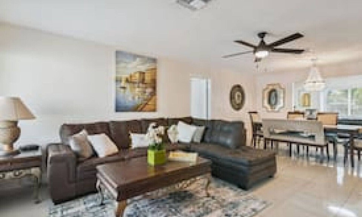 Spring Hill House | Weeki Wachee Getaway | King Suite Huge Yard