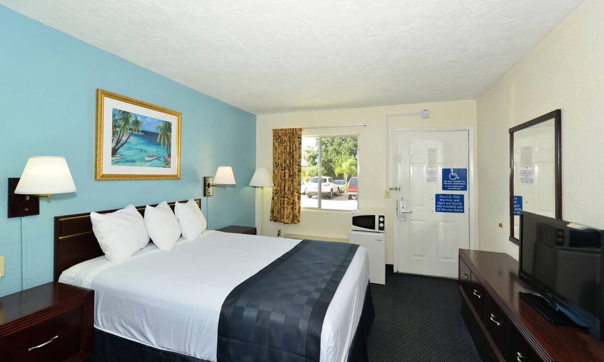 Bradenton Hotel | Welcoming Room Perfect for Couples Touring Manatee Village Historical Park
