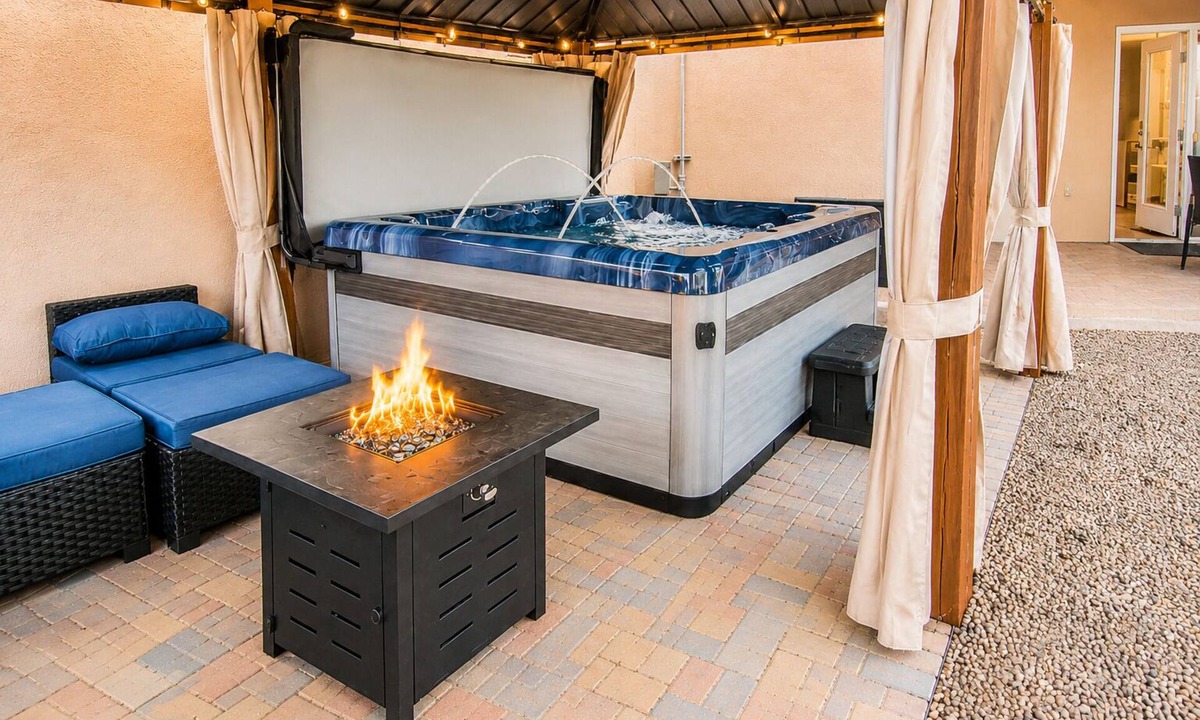 Farmington House | Well-Stocked and Spacious w/Hot Tub, Pool Table, Firepit and Fast Wifi