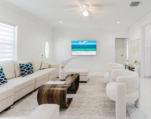 West Palm Beach Villa | West Palm Beach Luxury Villa with Pool and Games