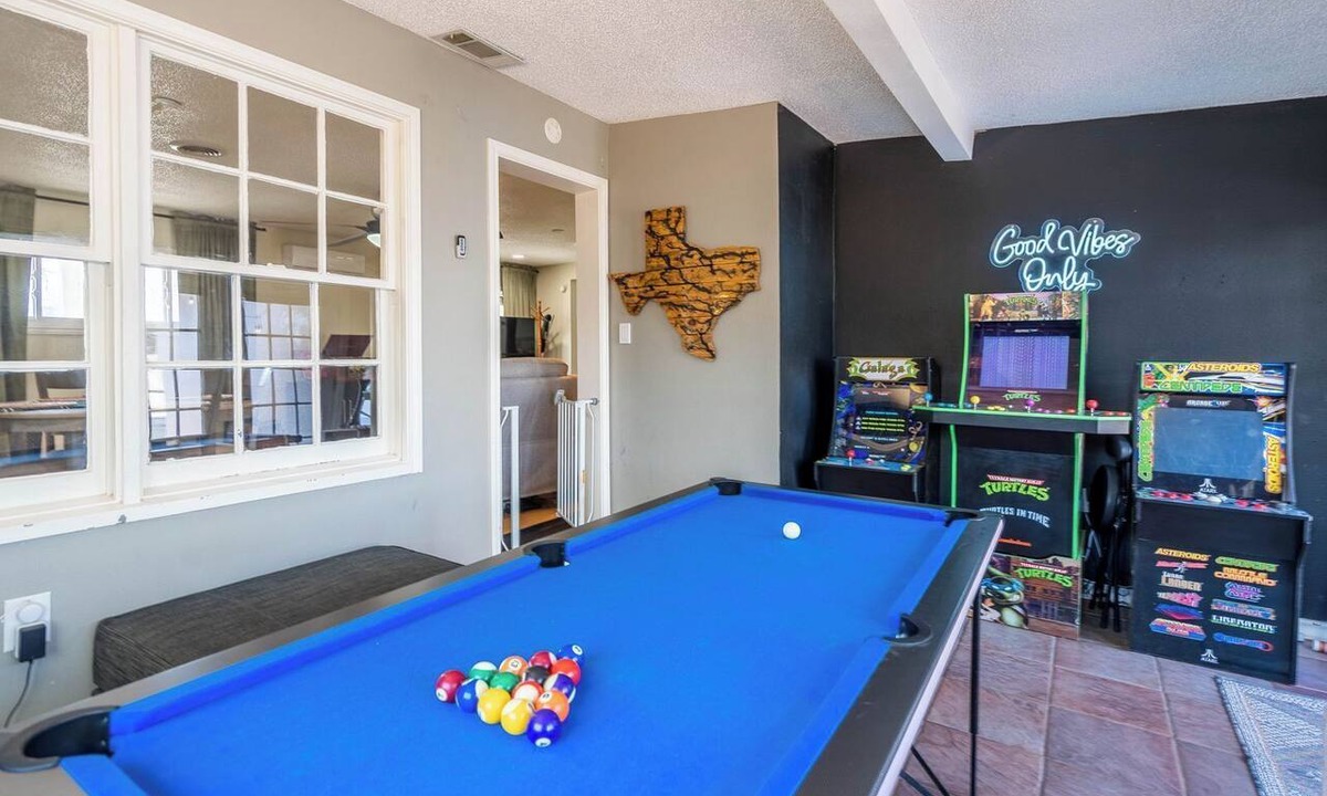 Midland House | West Texas Manor - Fast Wi-Fi + Game Room by LCH