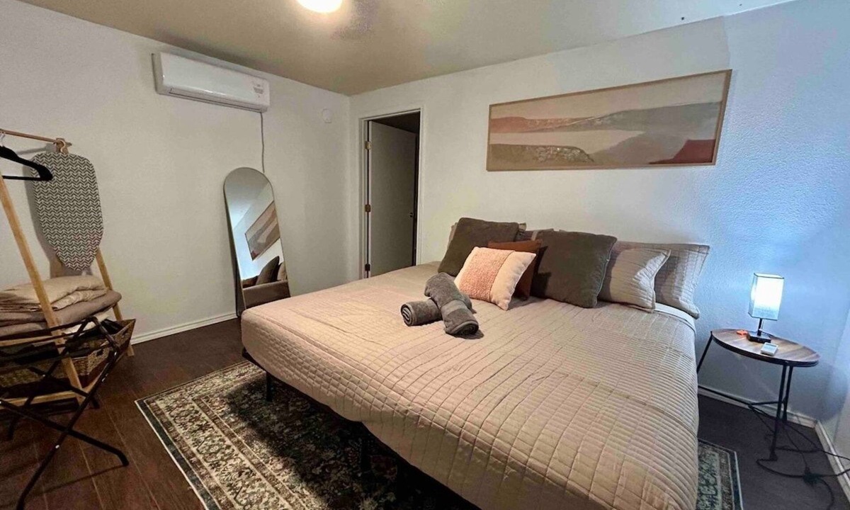 West Odessa Cabin | Westside Bungalow - King Bed+Fast WiFi by LCH
