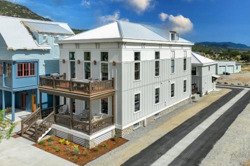 Buena Vista Villa | Whitewater Estate House & Guesthouse w Hot Tub