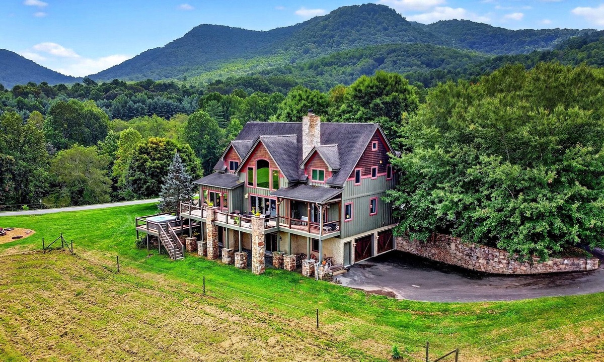 Fairview House | Windy Path Farm | Animals, Hot Tub, Game Room + Breathtaking VIEWS!