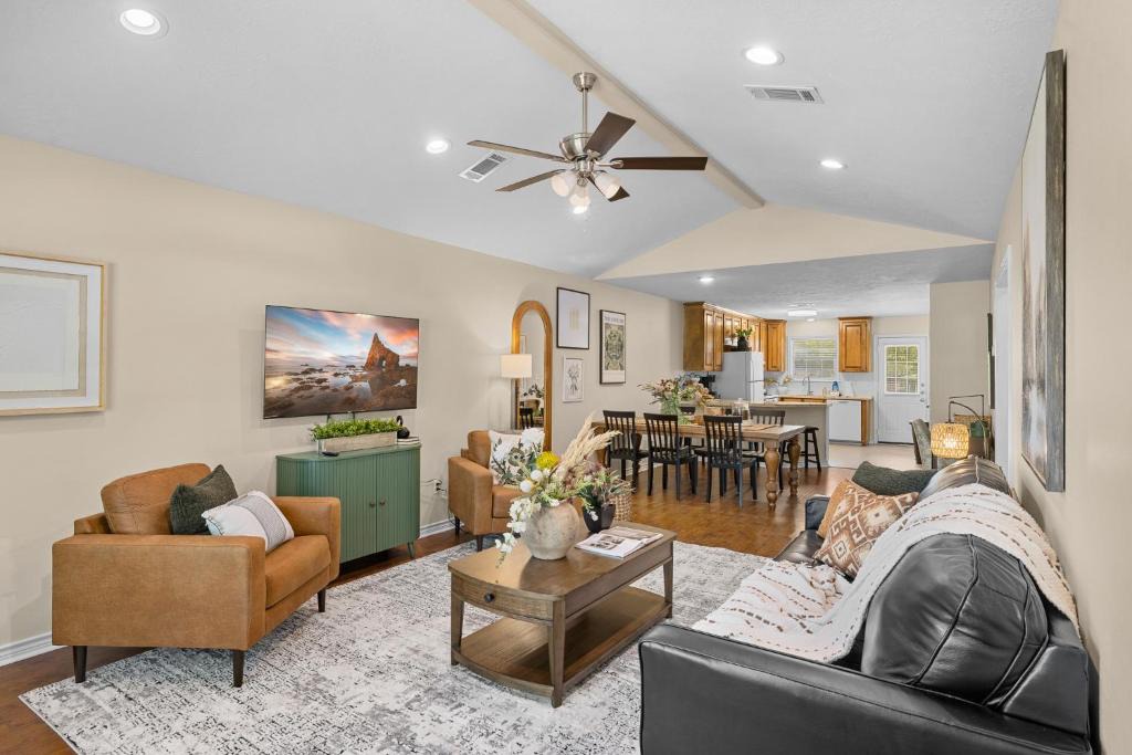 Eastmark House | Wolf Pen Creek Retreat #B, 3BD 2BA, Workspace, Washer and Dryer, Parking