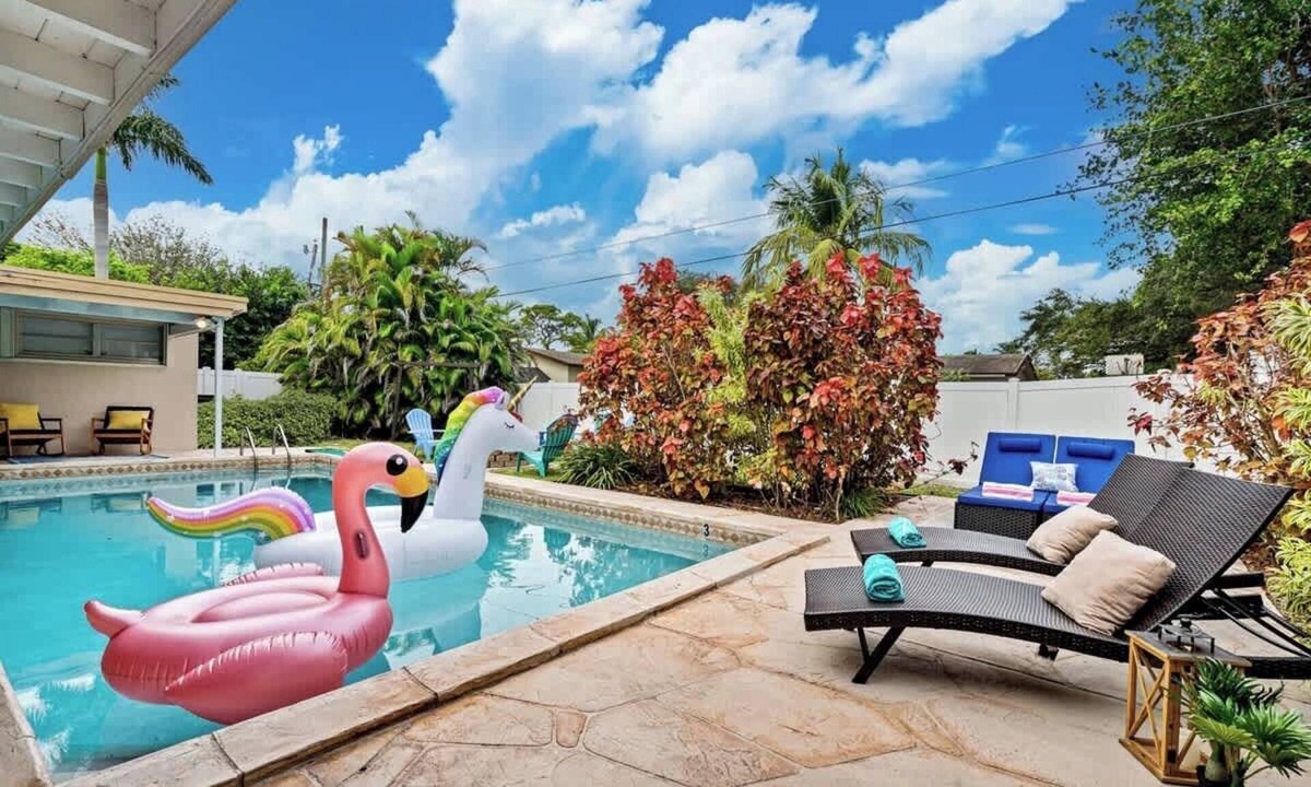 Pembroke Pines House | World Cup Pool Villa - 10 Min to Hard Rock Stadium, Sleeps 16, Game Room