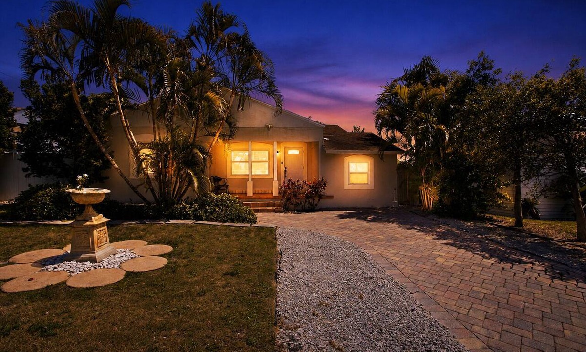 Poiciana Park II House | WPB Bungalow with Pet-Friendly Fenced Yard, Mins to Downtown and Beach