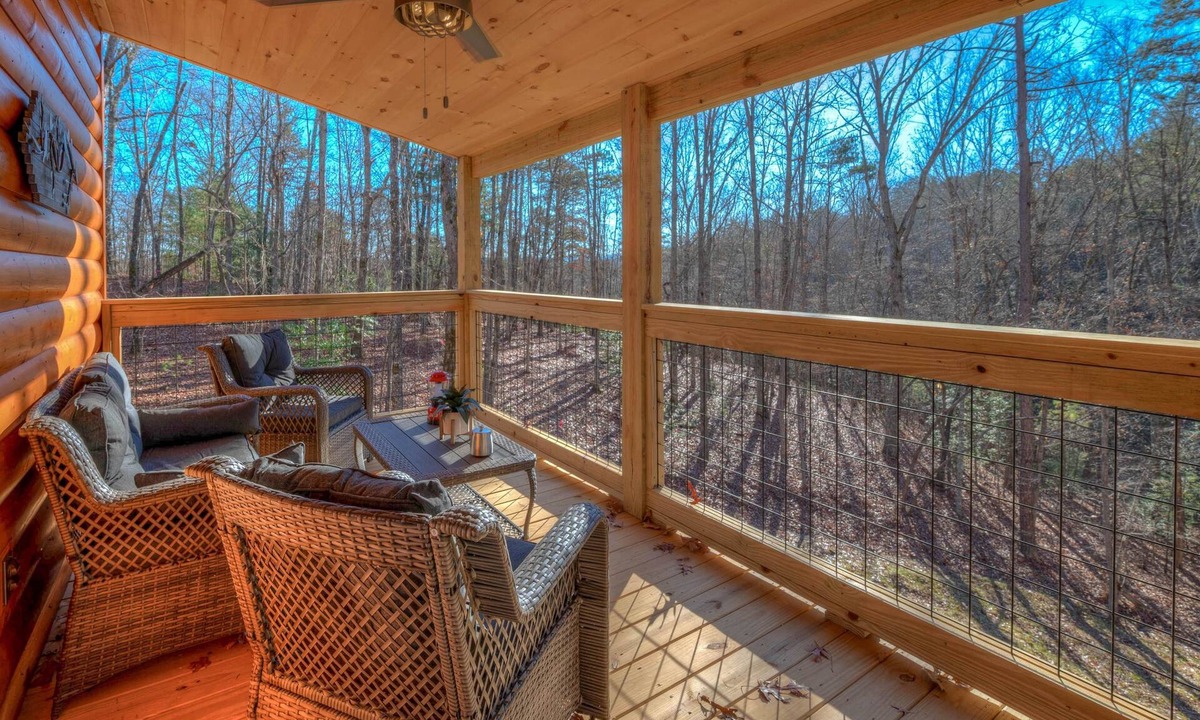 Murphy Cabin | Your Escape Awaits! King Bed & Dog Yard for the pups!