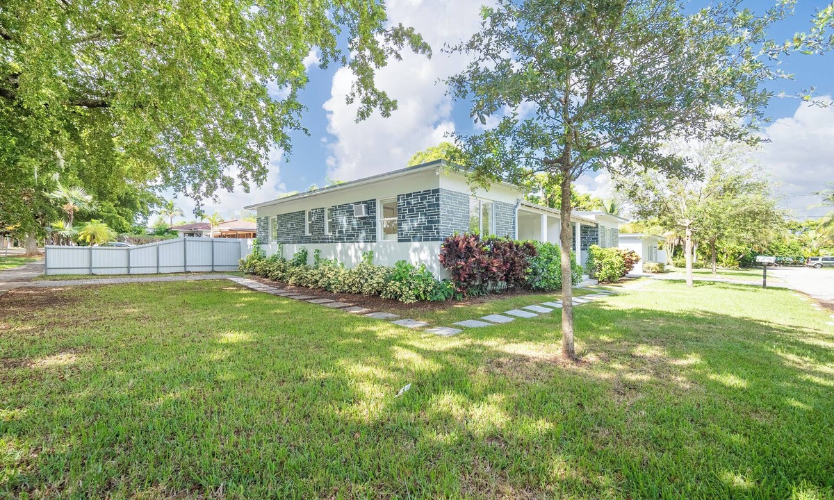 Parkside House | Your Hollywood Hideaway! Central Location 2BR Home