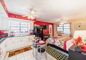 🏳️‍🌈 #2: Walk to Wilton Drive (with kitchen)