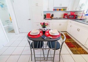 🏳️‍🌈 #2: Walk to Wilton Drive (with kitchen)