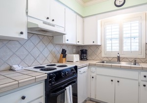 Anna Maria Beach Place #6. Directly Across Street From The Beach With Pool.