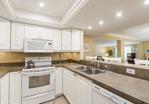 Bayside Beach to Bay Resort: Spacious 2BR condo in Sarasota, perfect for families!