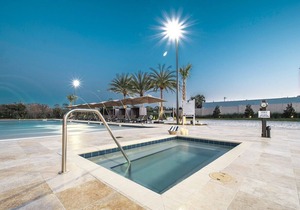 Beautiful 3B/R Townhome Villa, Free Wi-Fi & Parking, 2 miles from Disney