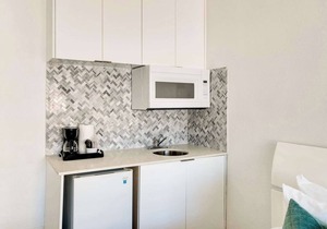 Best Beach Location | Wi-Fi, TV & Amenities