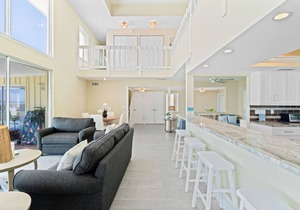 Bright Breezy Bayview Condo – Walk to Beach
