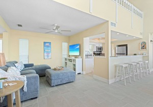 Bright Breezy Bayview Condo – Walk to Beach