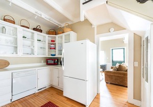 Charming Lofted Cottage w/King Bed and Easy Parking by Lucky Savannah