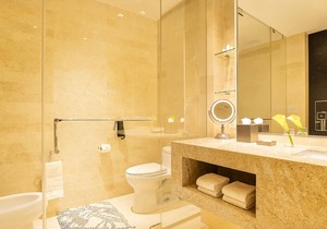 Enjoy Our Stress-Free Experience with Outdoor Pool and Shuttle | 3 Rooms