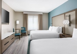 Great Location! 2 Convenient Rooms, FREE Breakfast, Outdoor Pool