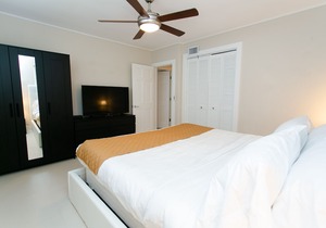 Large 4BR, Best Location in Hollywood Lakes, Heated Pool, Minutes From The Beach
