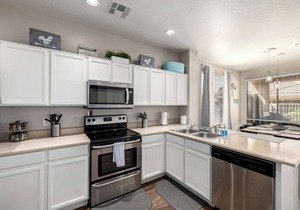 Mesa Golf Course Oasis ~ Family Luxury, EV Charger, Pool & Hot Tub in Mesa