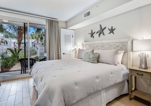 RARE Poolside Studio at Baytowne Wharf! Walk out to Pool, Hot Tub, Beach Tram