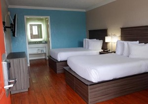 Relax and Recharge! 2 Serene Units, Free Breakfast & Parking, Pool!