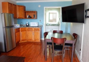 Relax and Unwind! 2 Comfortable Units, Free Breakfast & Parking!