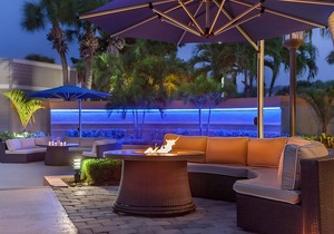 Relaxing Oasis by the Sea! 3 Roomy Units, On-site Pools, Near Bathtub Reef Beach