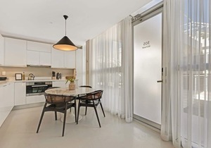 Roami at 250 Collins | Rooftop Pool | Next to Beach