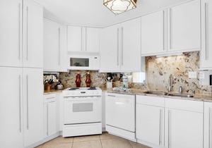 Shoreline TH 4-1 | Lake View & Steps to Beach