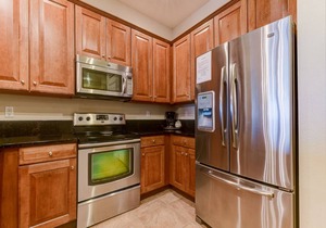 Stylish Condo with Heated Pools, Gym and Balcony Dining