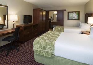 Your Relaxing Getaway Awaits! 2 Classy Units, Outdoor Pool, Free Parking
