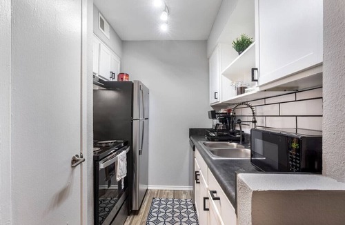 Central Arlington Apartment | 0.2mi/0.3km to Dallas Stadium 1BR +FREE Parking