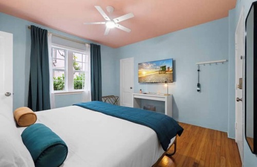 North Beach Hotel | #02 Unit in Mid-century Art-Déco Building KingBed EnSuiteBath Steps>Beach PetsOK