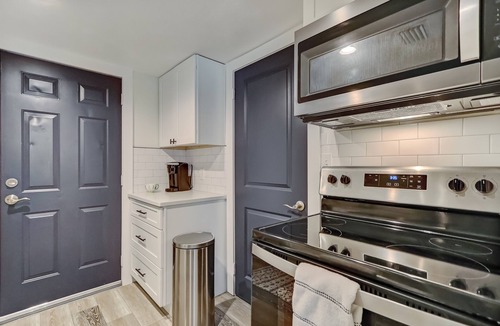 Lakeshore South House | 1/1 Hospitals | River| Trendy-Chic Avondale Townhouse