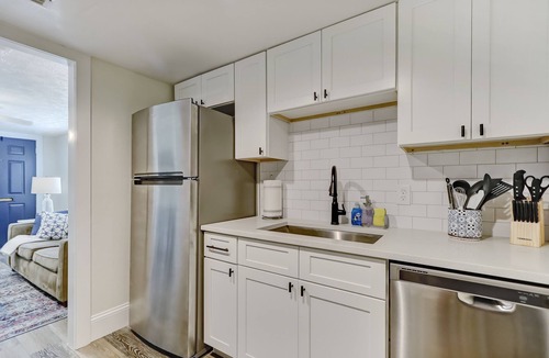 Lakeshore South House | 1/1 Hospitals | River| Trendy-Chic Avondale Townhouse